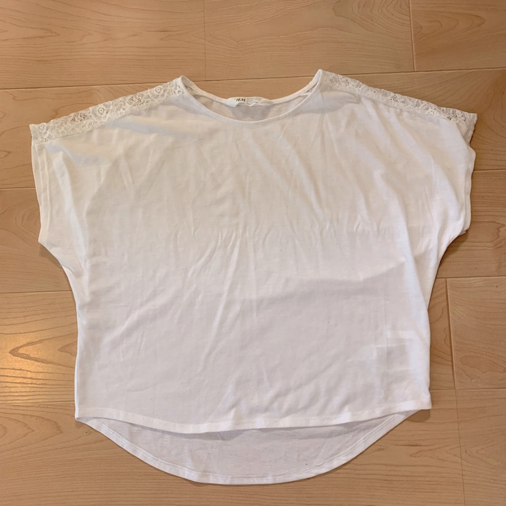 🦋 3/$9 H&M white tee shirt lace paneling on shoulders girls size kids 12